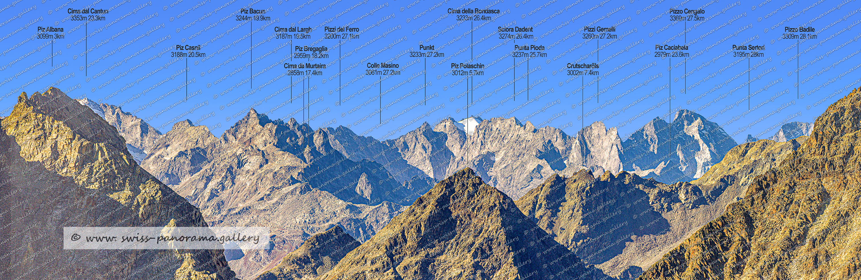 Frühmorgendlicher Fernblick bei klarer Sicht an einem Herbsttag im hohen Telebereich zu den Walliser Alpen